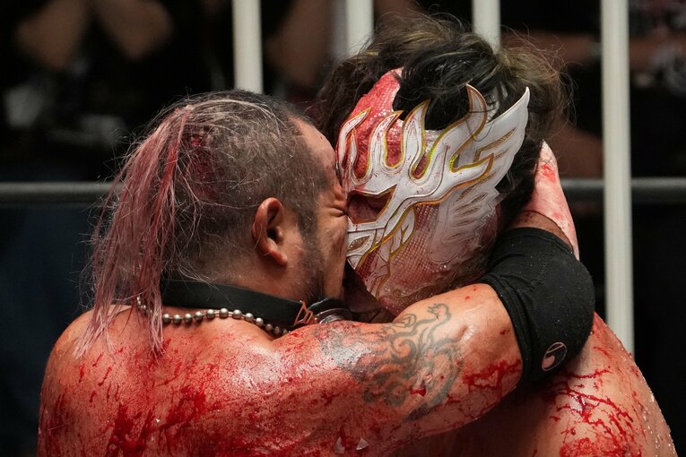 エル・デスペラードを抱き寄せ、顔を突き合わせる葛西純　©Masashi Hara