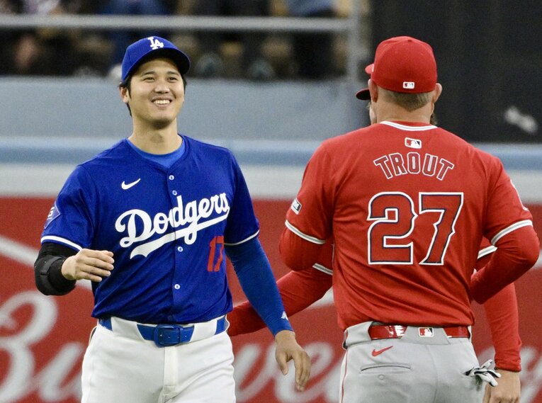 トラウトに近寄り…　©Getty Images