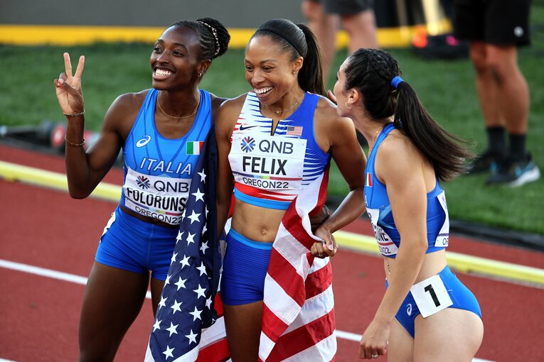 4×400m混合リレーを終え、他国の選手たちと撮影するアリソン・フェリックス（中央） ©︎Getty Images
