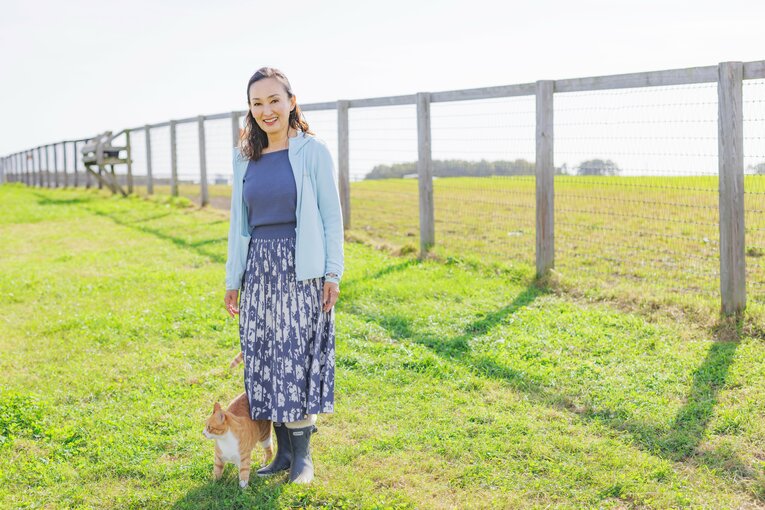 岩崎美由紀さんの撮影にも猫が登場　©Kiichi Matsumoto