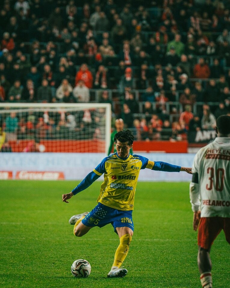 シント・トロイデンでの谷口彰悟（写真は右に続きます）　©STVV