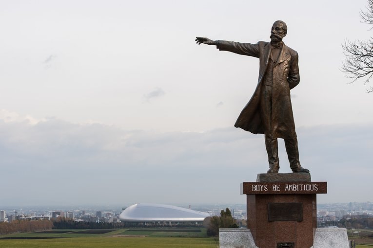 さっぽろ羊ヶ丘展望台のクラーク像（こちらは札幌市内）　©BUNGEISHUNJU