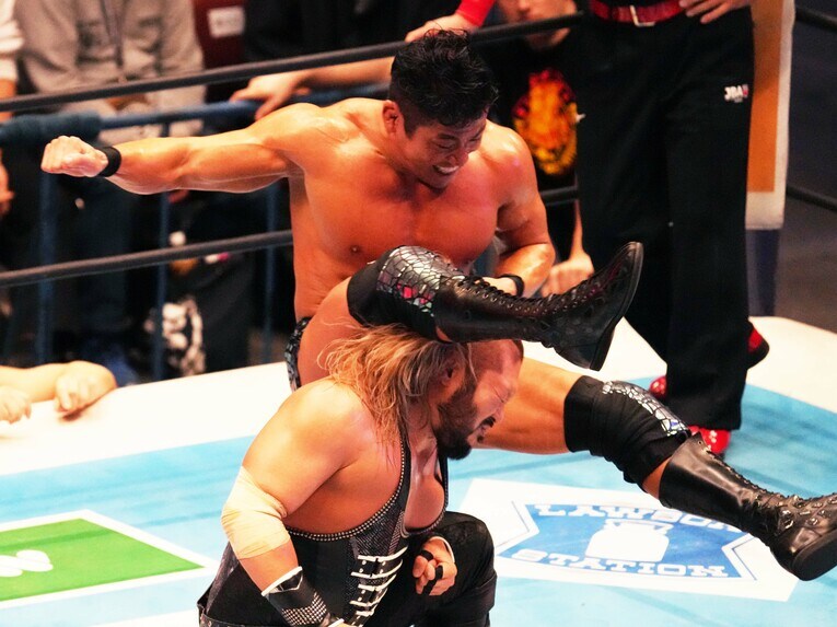 背後からEVILに2発目のシャイニングウィザードを見舞うSANADA