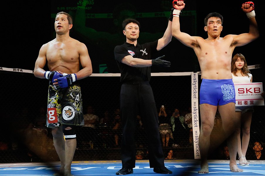 名レフェリーが同期と試合を。梅木よしのり、25年目の“デビュー戦”。<Number Web> photograph by PANCRASE