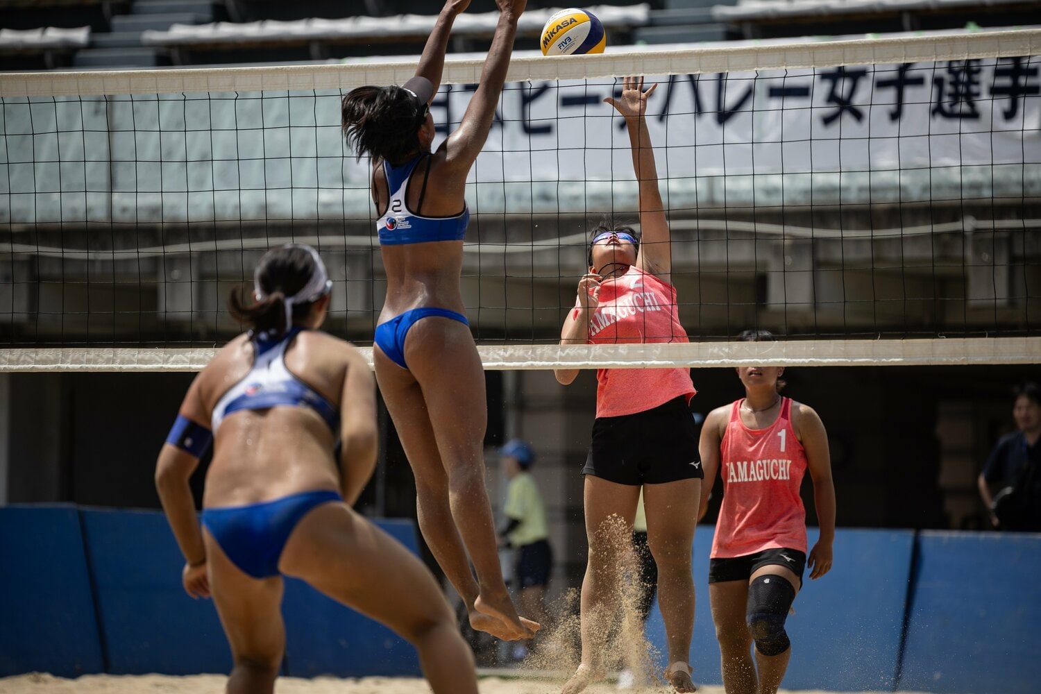 今年の全日本選手権にて、タンクトップにショートパンツのユニフォームでプレーする選手　©Takahisa Hirano