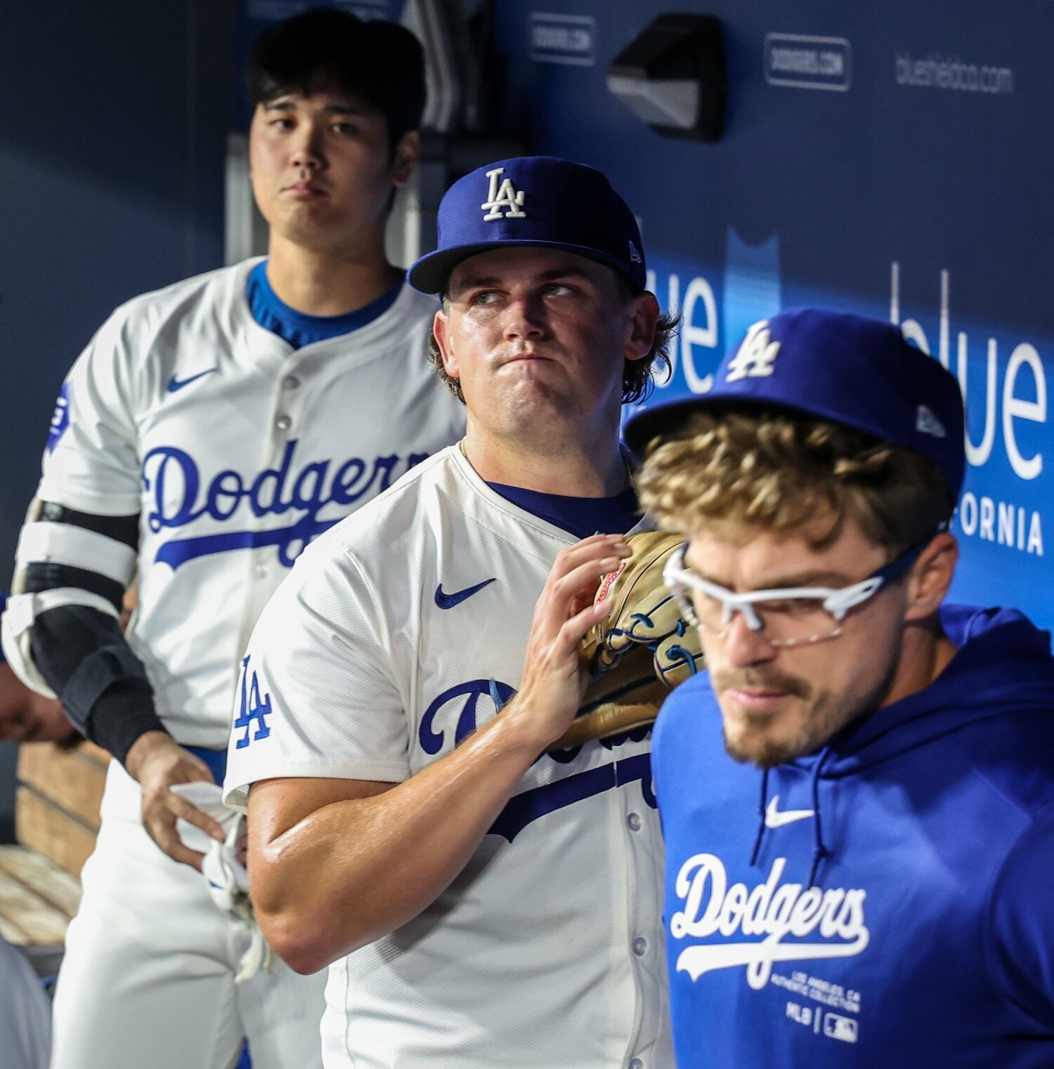 ダグアウトでランドン・ナック（27歳、写真中央）を後ろから見つめる大谷　©Getty Images