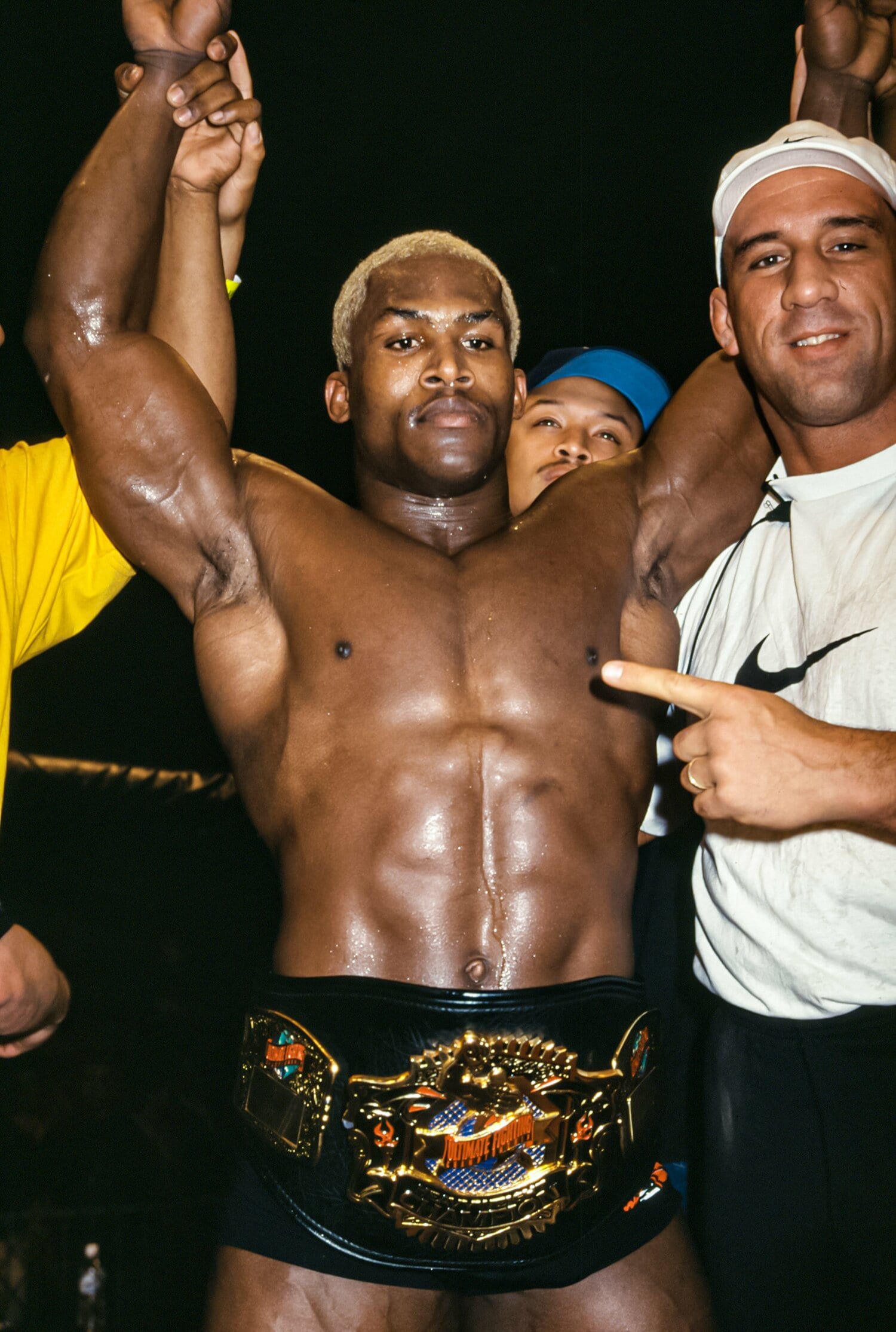 UFCのベルトを巻き、マーク・コールマンに祝福されるランデルマン　©Susumu Nagao