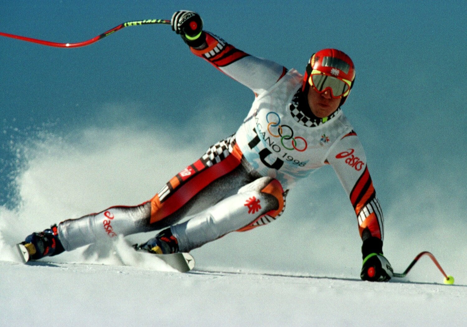 98年長野五輪、白馬・八方尾根スキー場を滑るヘルマン・マイヤー（オーストリア）。滑走で時速100km/hの速度で防護ネットを突き破って50m近く転落。この大クラッシュの3日後にスーパー大回転で金メダル。さらに大回転でも金メダルを獲得した　©AFLO