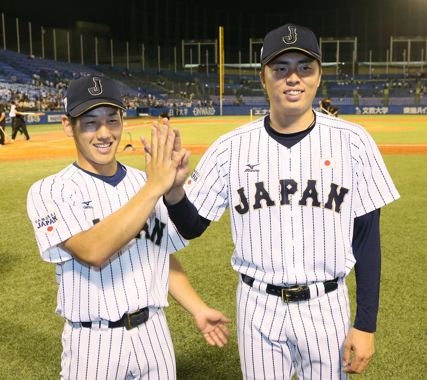 大学3年時、NPB選抜と戦った壮行試合で。左は当時青山学院大の吉田正尚（今季よりレッドソックス） ©JIJI PRESS
