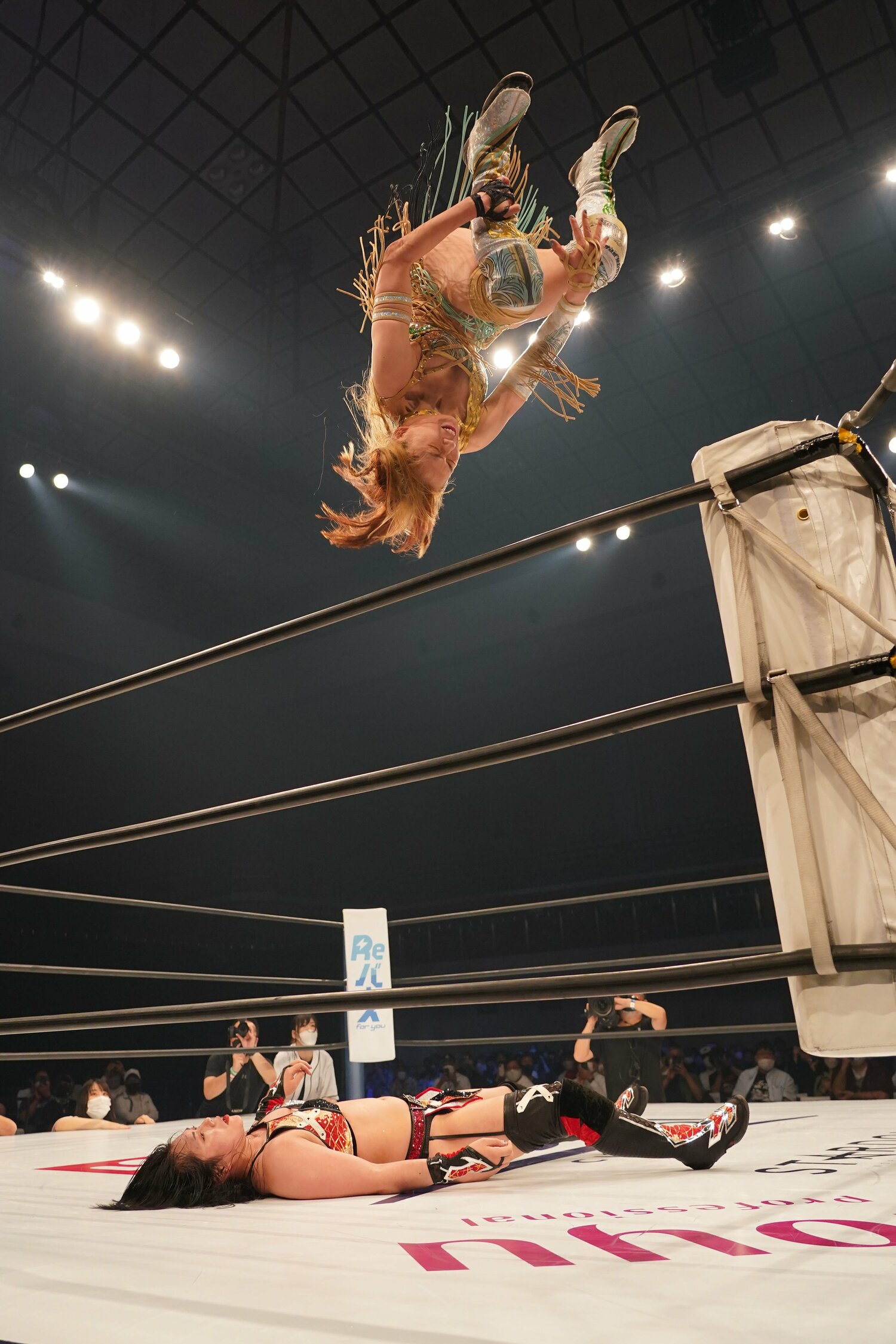 フィニッシャーとなった上谷沙弥のフェニックス・スプラッシュ