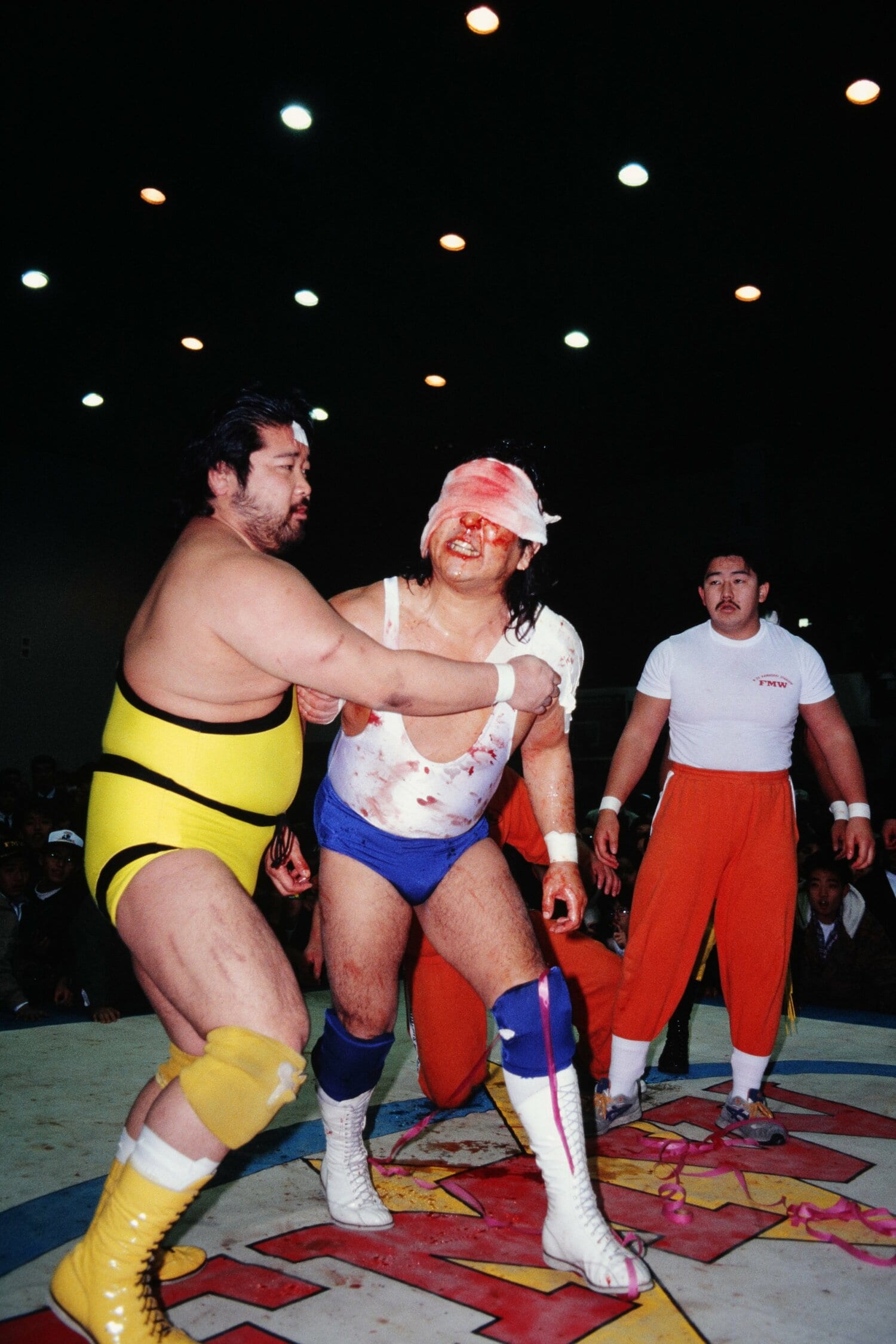 大仁田厚（中央）を介抱するターザン後藤。右奥はミスター雁之助（1992年）©Yukio Hiraku/AFLO