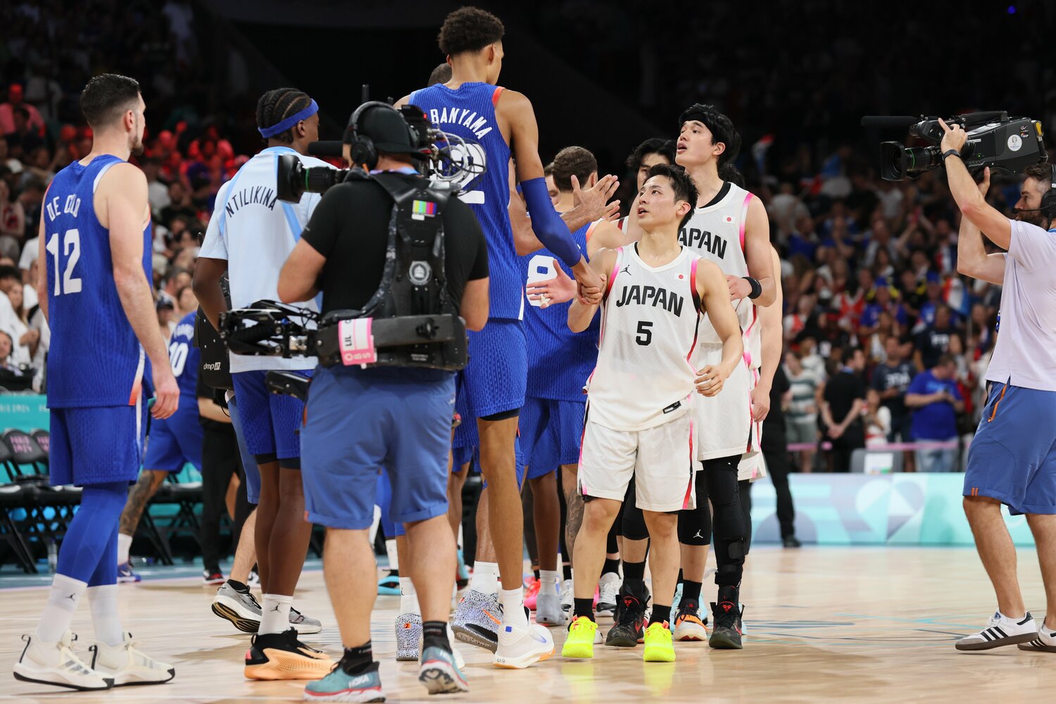 ビクター・ウェンバンヤマ(224cm)と握手する河村勇輝(172cm) ©︎Kaoru Watanabe/JMPA