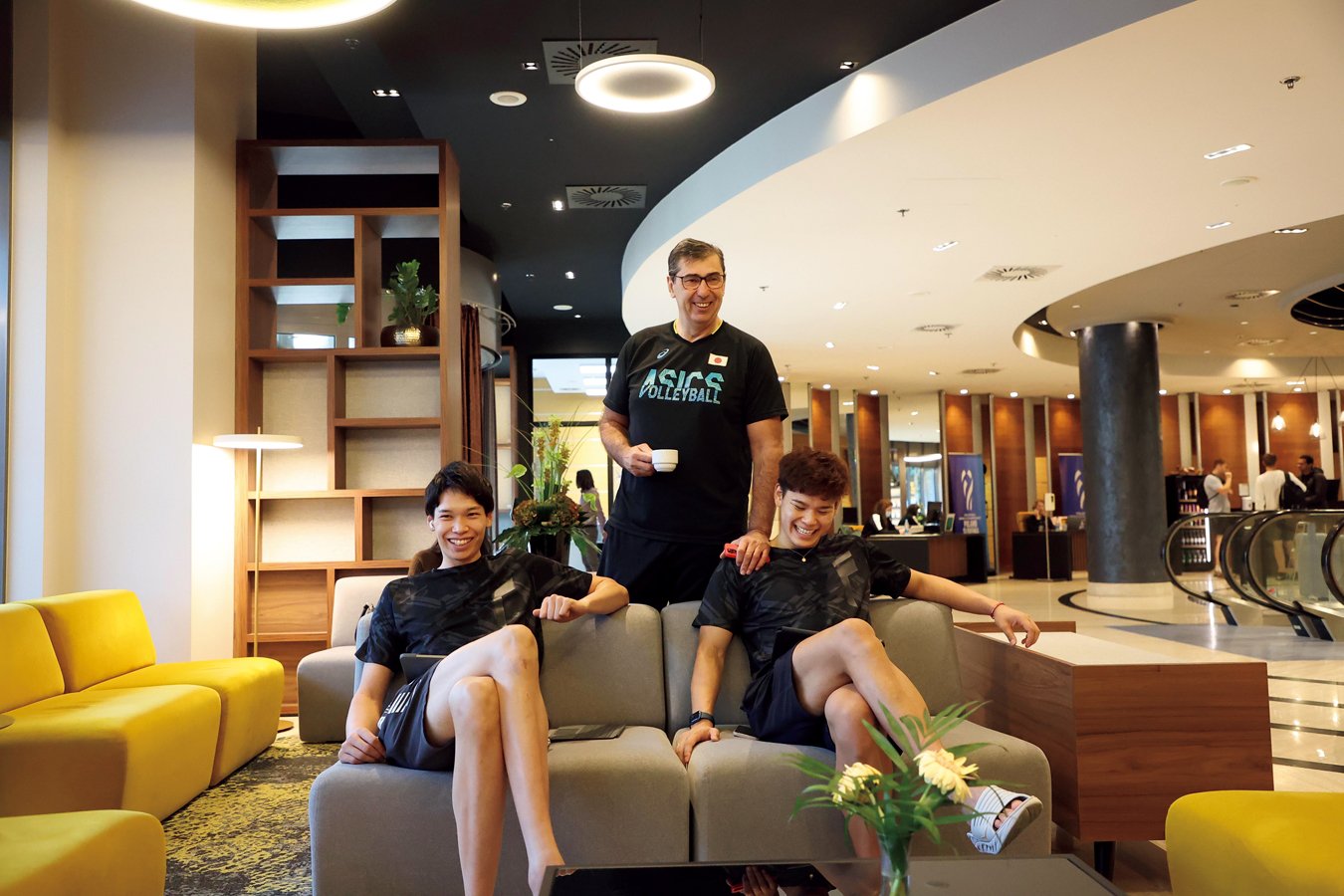 西田有志らとリラックスした雰囲気のブラン監督 ©AFLO