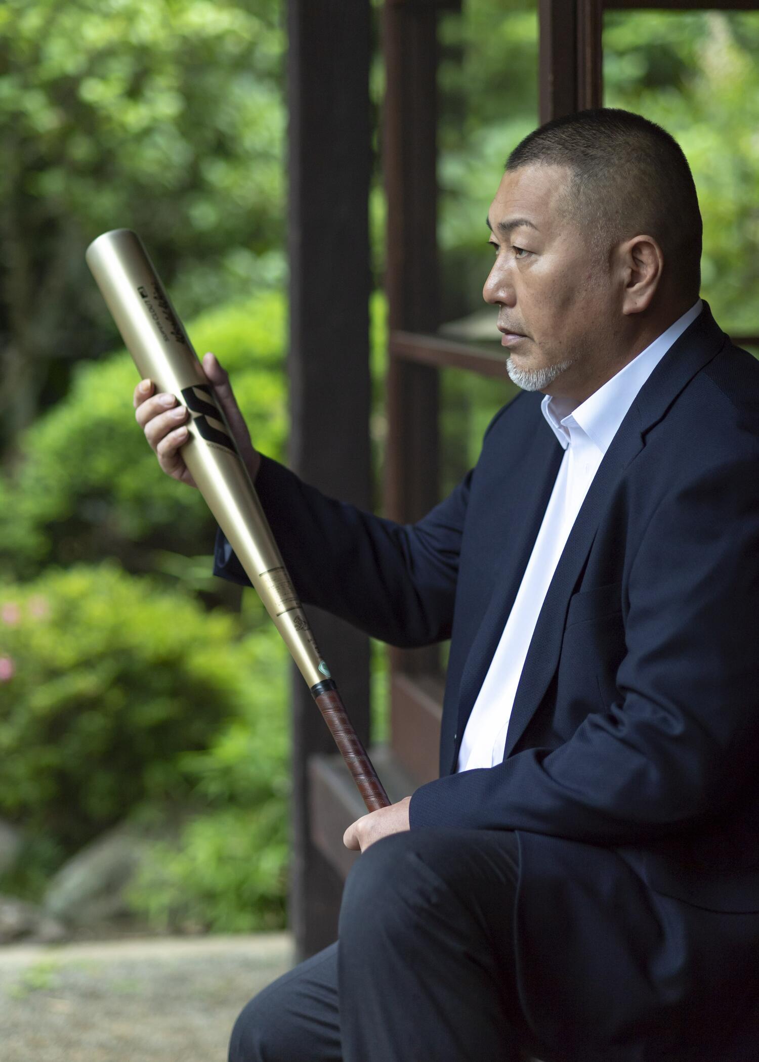 甲子園歴代最多の通算13本塁打を放った金属バット（現物）を握る清原和博（2018年撮影）©︎Takuya Sugiyama