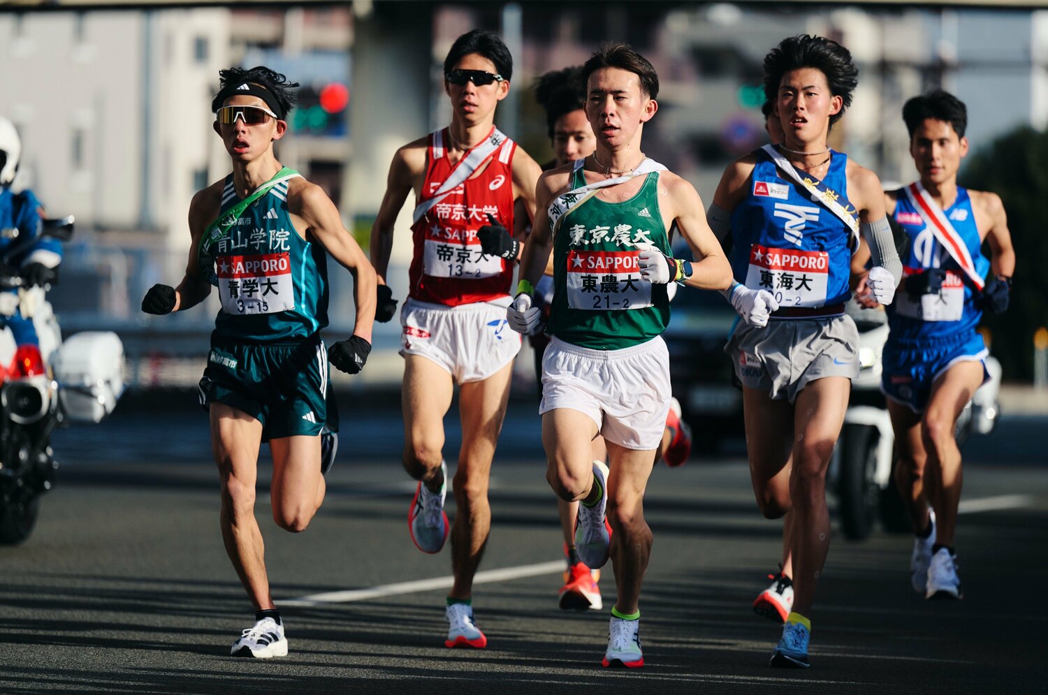 初出場となった第100回箱根駅伝の2区で、各大学のエースを押さえて堂々の走りを見せた黒田朝日（左端）　©Yuki Suenaga