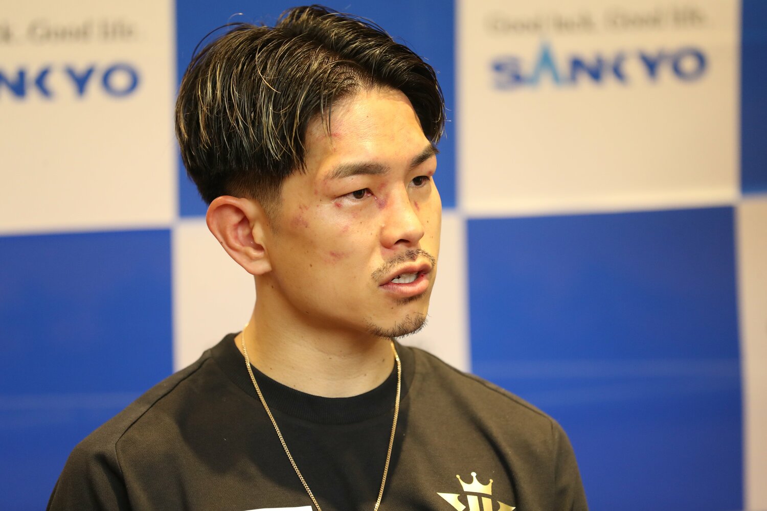 試合後、取材に応じる井岡一翔　©Naoki Kitagawa