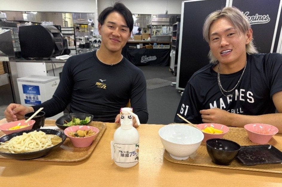 バラエティ豊かなメニューには、西川、山本ら若手選手も大満足だ　©Chiba Lotte Marines