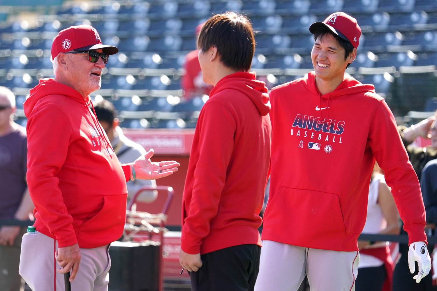 大谷と談笑するマドン監督（中央は通訳の水原一平）