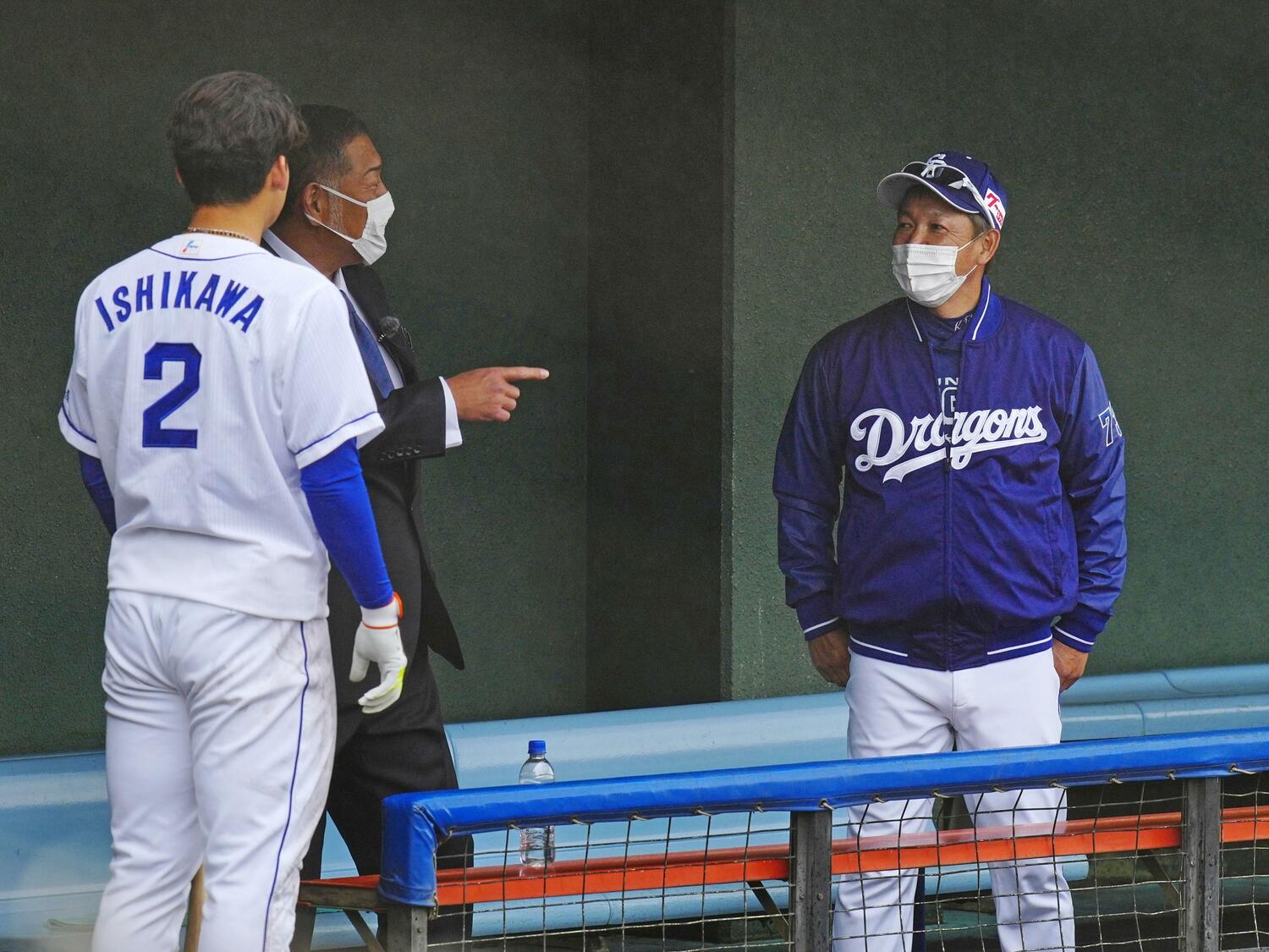 中日キャンプを訪問し立浪監督（右）と話す清原和博氏。左は石川昂 ©KYODO