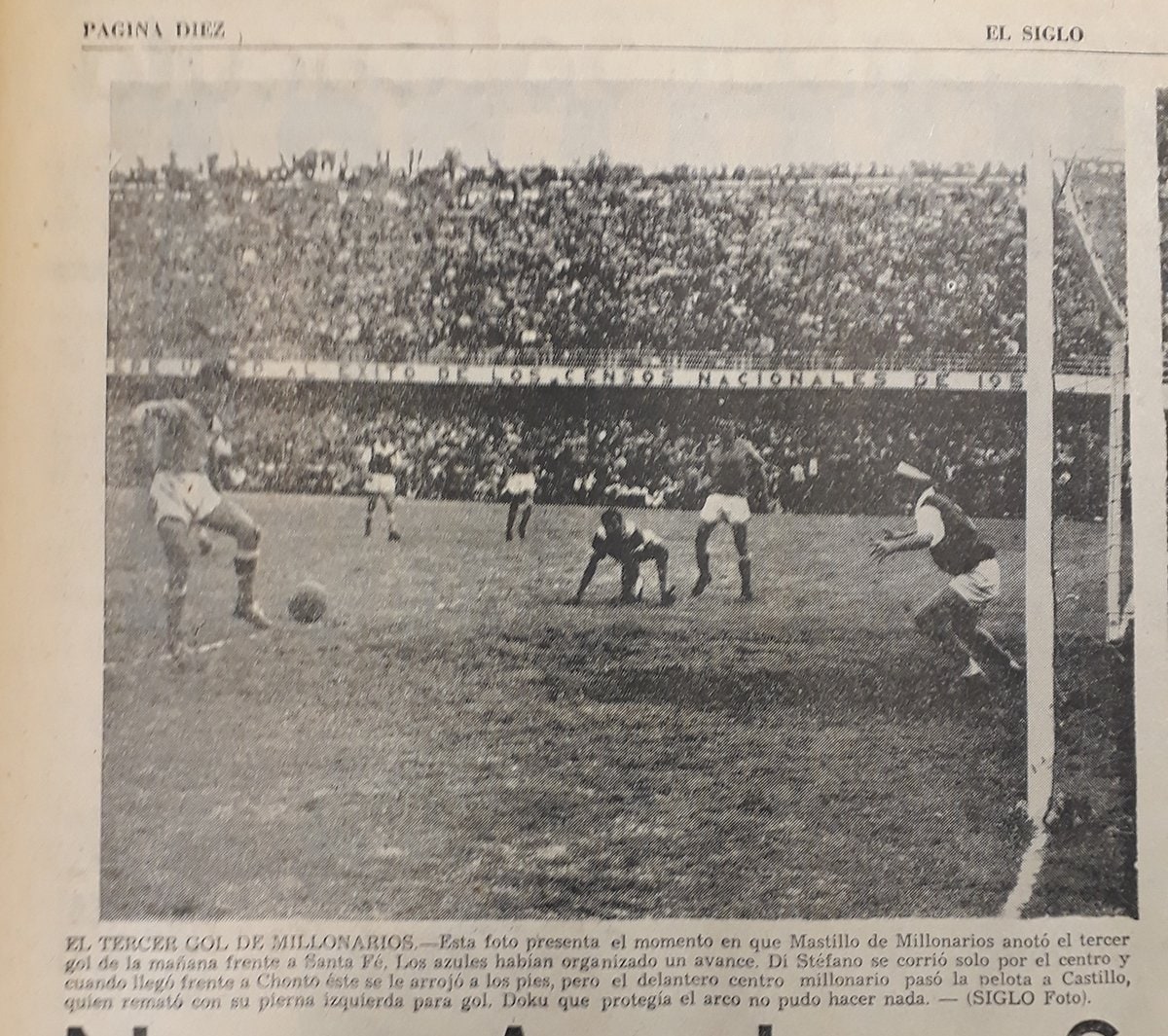 当時の試合を伝える新聞の写真。ゴールに入っているのが薫。右から二人目がディ・ステファノ ©Fabian Rozo Castiblanco