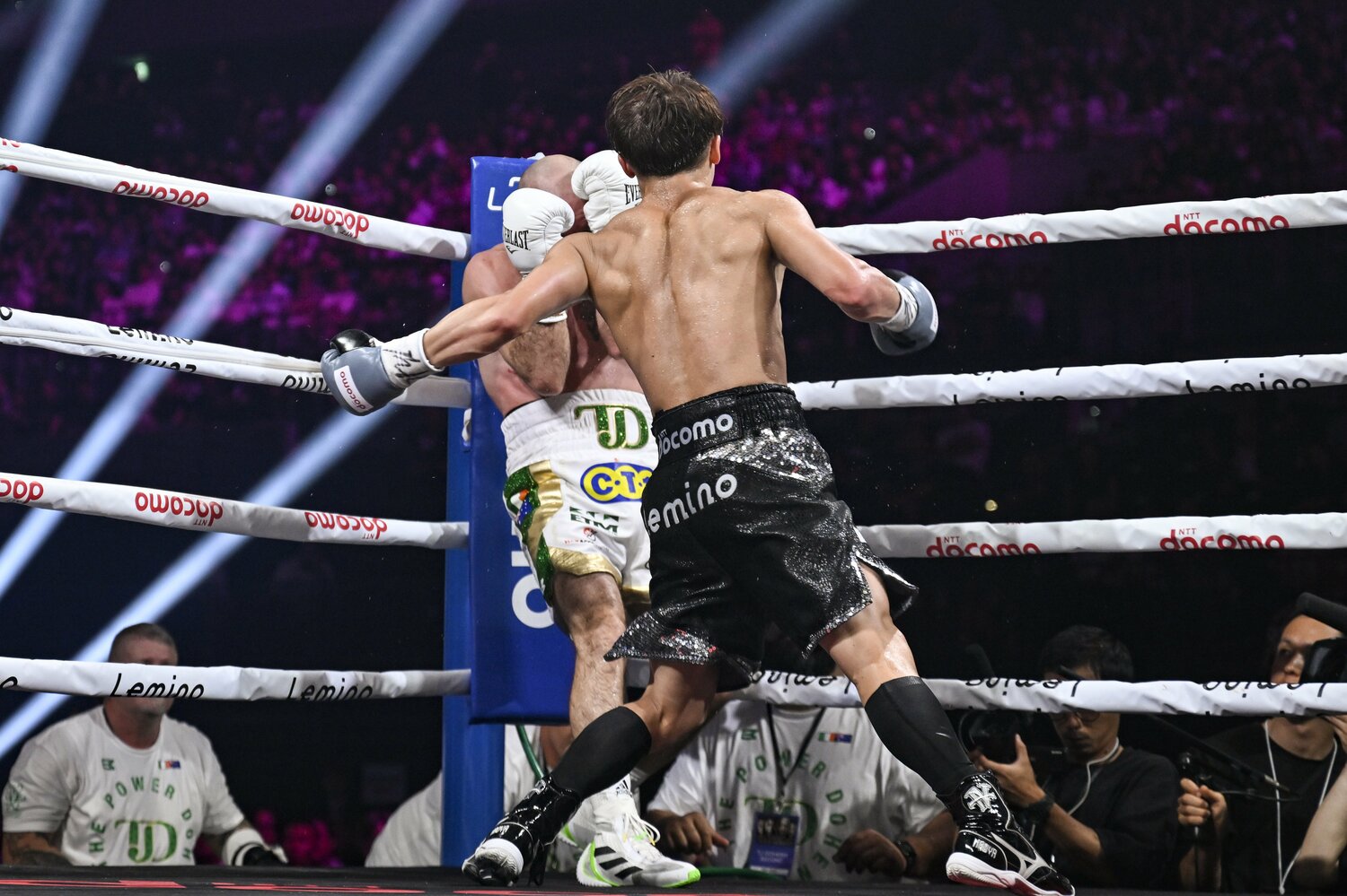 ドヘニーのボディーを狙う井上尚弥。予期せぬ展開で勝利したが、上質なボクシングでさらに評価を高めた ©︎Hiroaki Yamaguchi