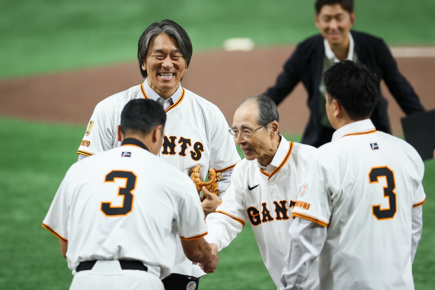 長嶋茂雄さんの追悼試合で。セレモニアルピッチを終えた松井秀喜氏(左奥)。中央は打者を務めた王貞治 ©JIJI PRESS