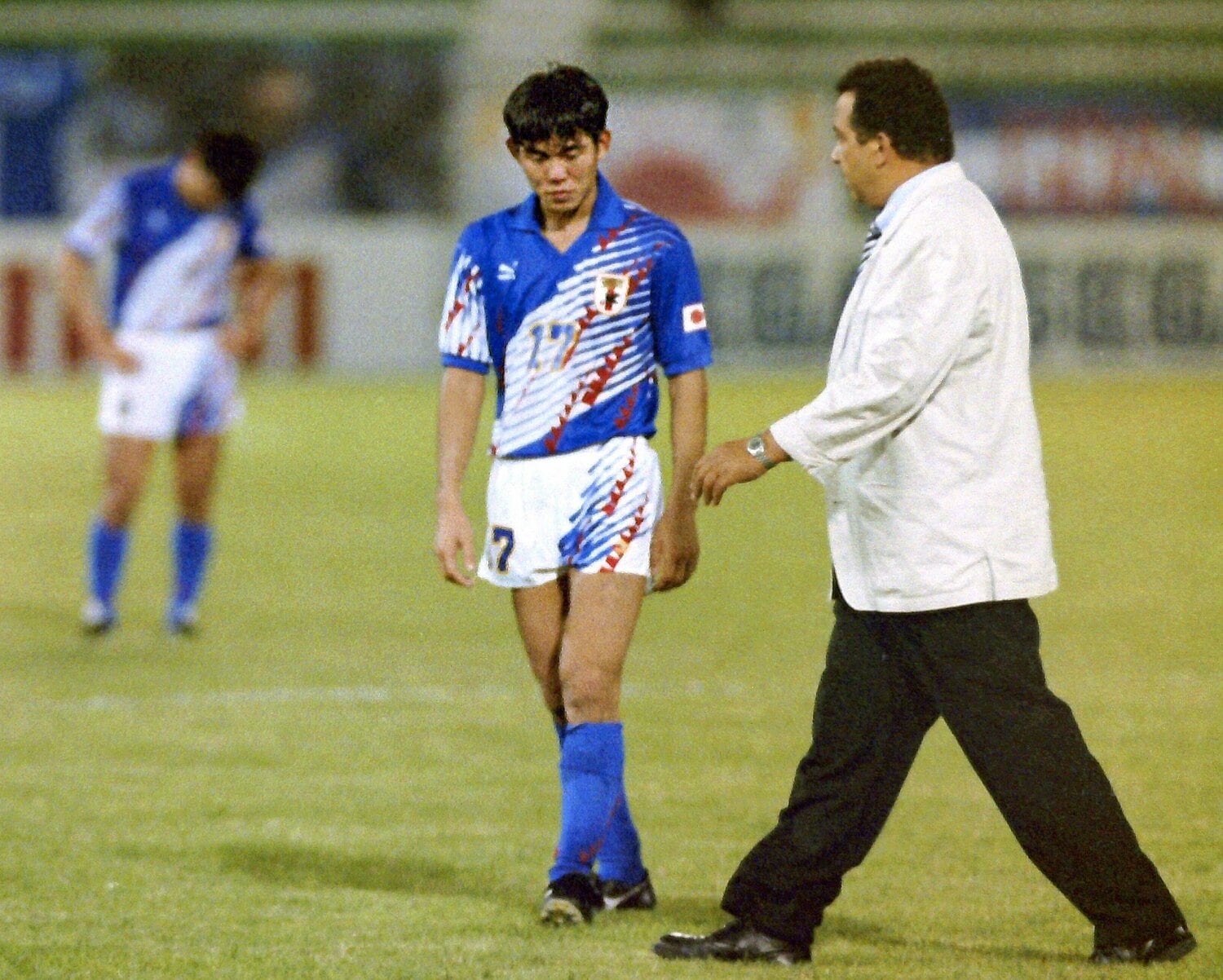 1993年「ドーハの悲劇」。試合後、森保に歩み寄るハンス・オフト監督 ©Sankei Shimbun