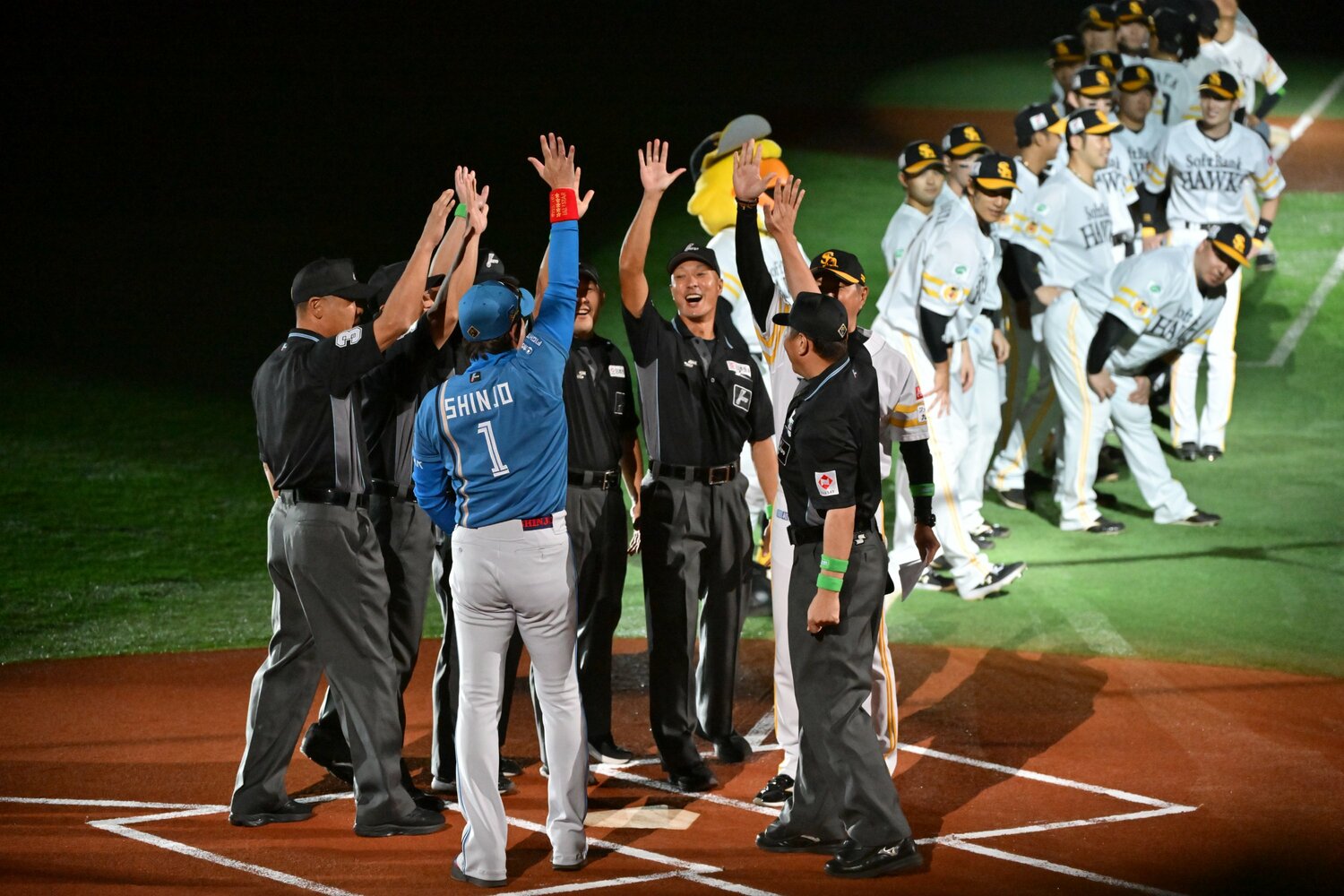 CSファイナル第１戦の試合前には小久保監督、審判団と円陣を組んでパフォーマンス　©︎Hideki Sugiyama