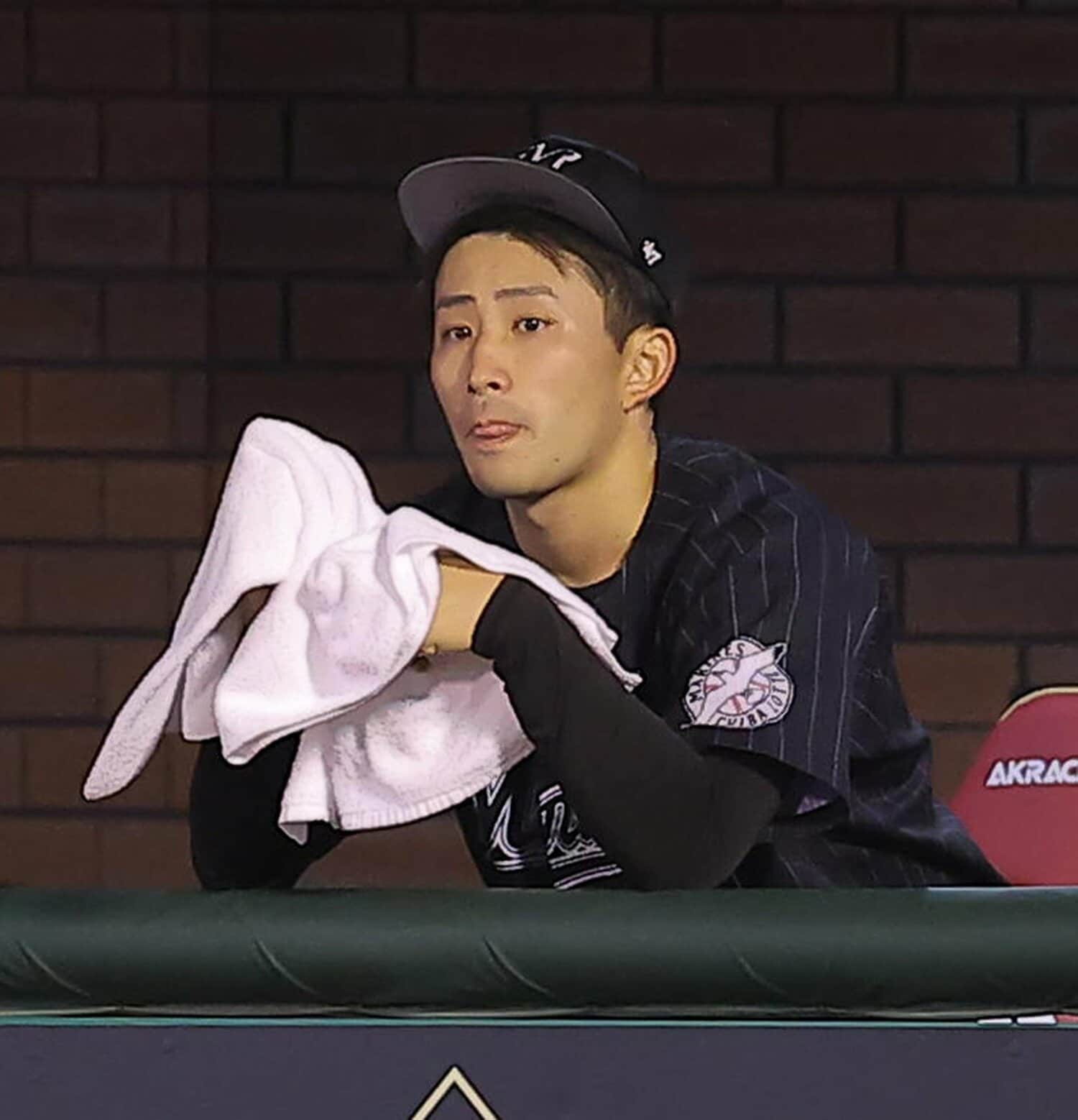 ベンチで悔しい表情を浮かべる小島　©︎Sankei Shimbun