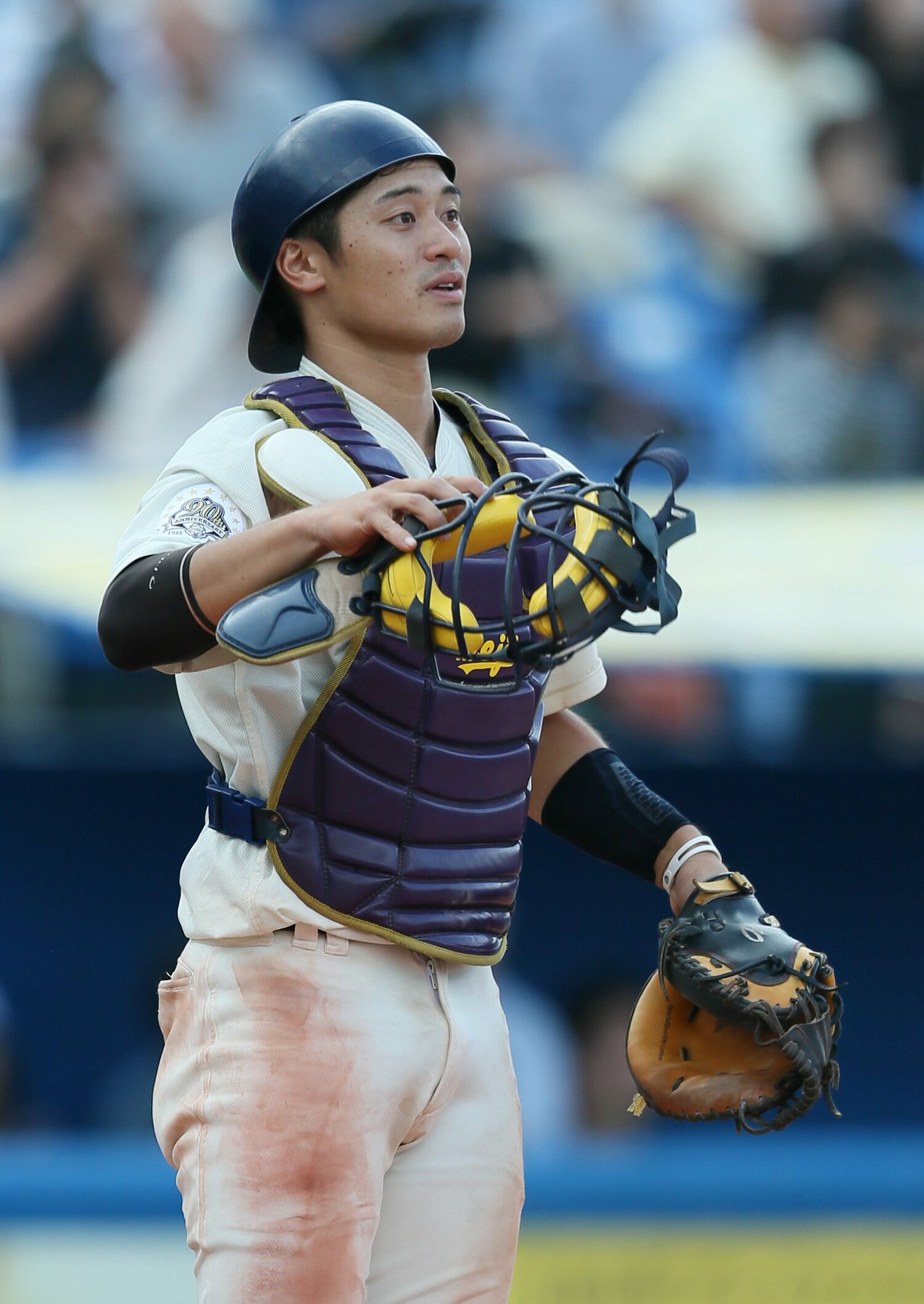 明治大時代の坂本。1年目の秋シーズンからはスタメンマスクを被り続けた　©︎JIJI PRESS