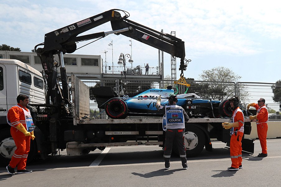 「セナの死」は生かされているか？F1でマンホール蓋直撃の珍事故。＜Number Web＞ photograph by AFLO