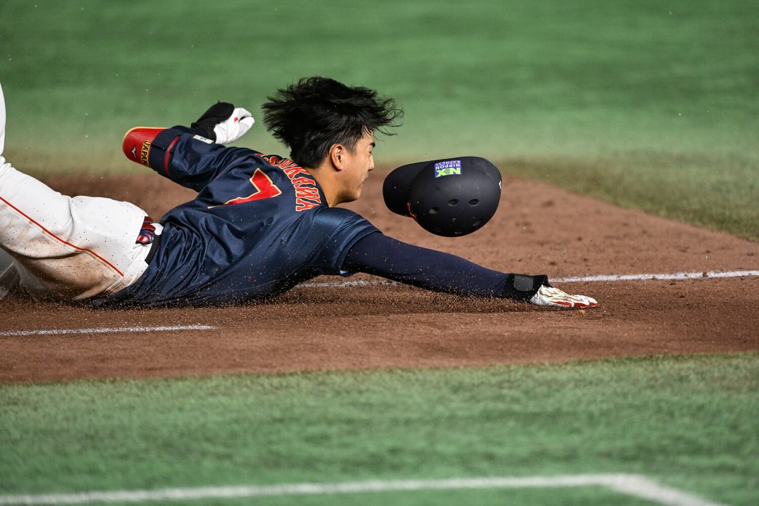 ヘッドスライディングを見せた西川史礁（ロッテ、22歳）。ルーキーイヤーながら今季108試合に出場　©Nanae Suzuki