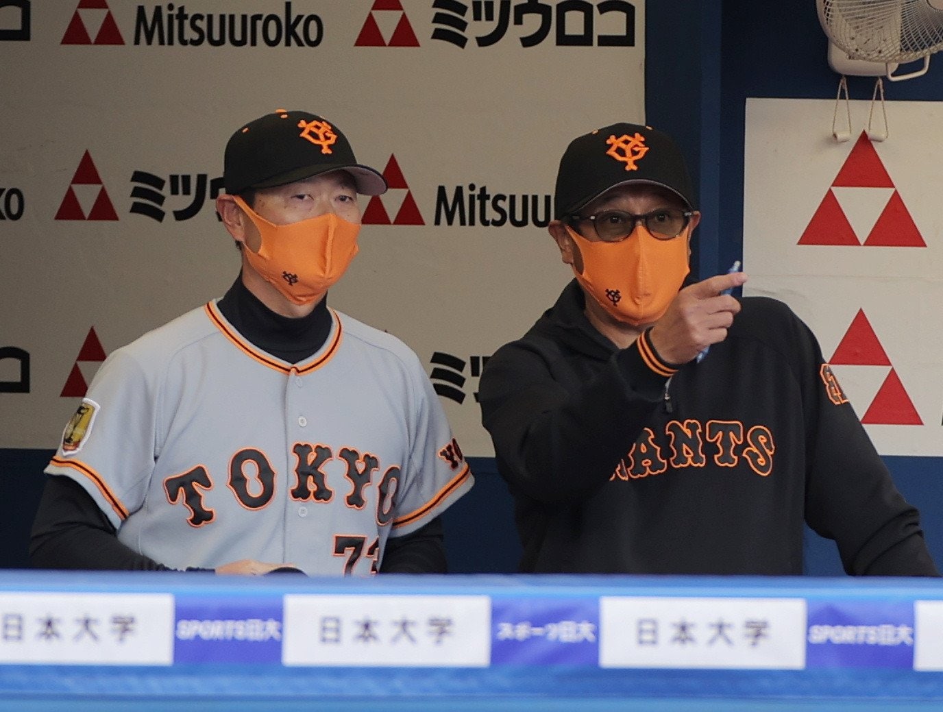 ベンチで話をする桑田チーフコーチ補佐（左）と宮本チーフコーチ　(C)JIJI PRESS