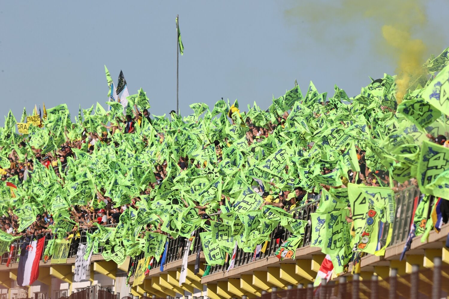 バレンシアGPは、観客席もパドックもロッシのテーマカラーの蛍光イエローとゼッケン番号「46」で埋め尽くされた