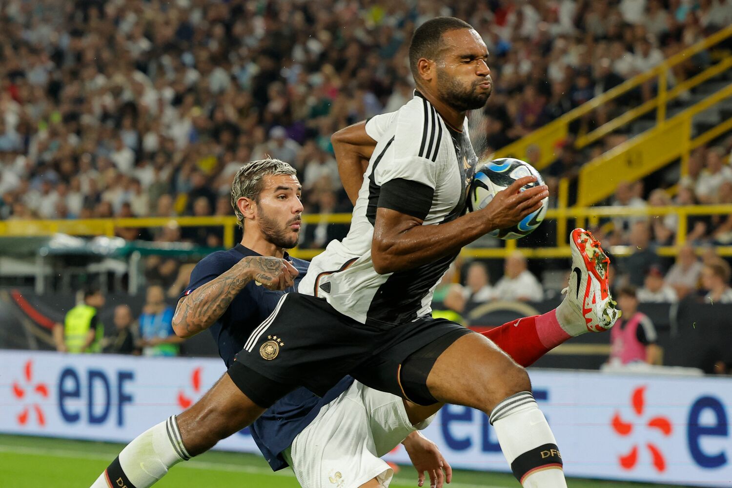 必死に守り抜いたター　©AFP=JIJI PRESS