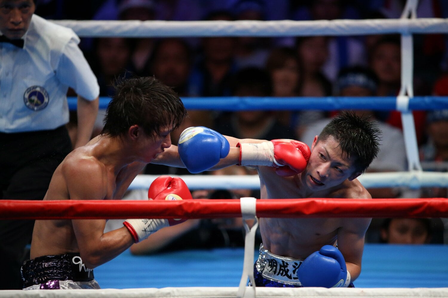 2013年8月25日、日本ライトフライ級タイトルマッチ。田口は初防衛戦の相手に井上尚弥（当時20歳）を指名。試合は井上の地元、スカイアリーナ座間で行われた　©AFLO　