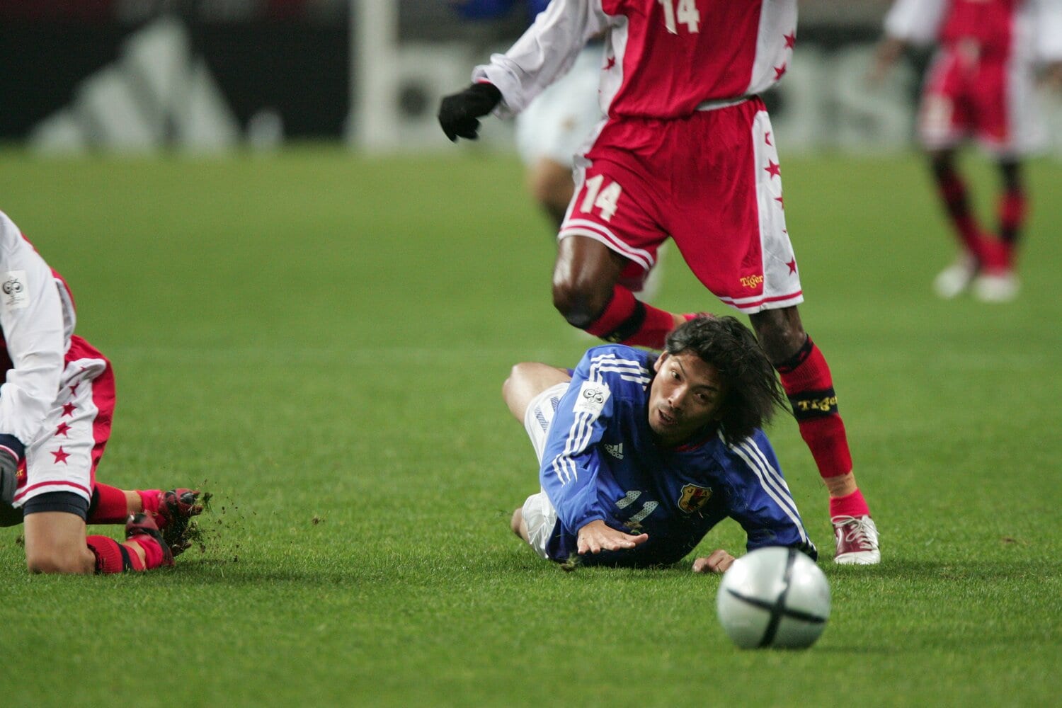 鈴木隆行は体を張ったプレーで多くのFKを獲得した　©Sports Graphic Number