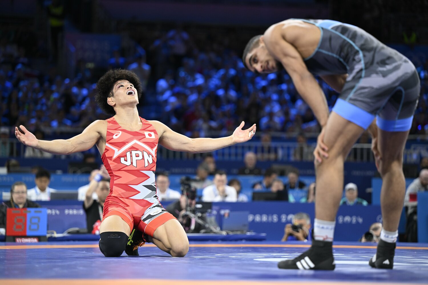 金メダルが決まった瞬間、両手を広げて喜びを表現する清岡幸大郎　©Asami Enomoto/JMPA