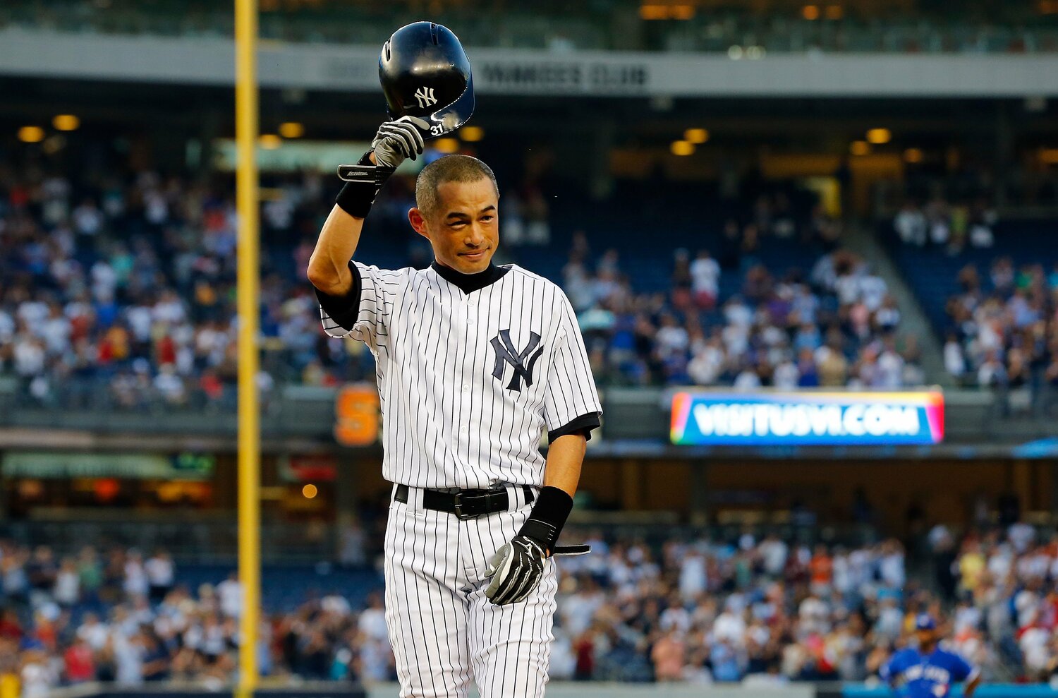 日米通算4000安打を達成し、歓声に応えるイチロー　©Getty Images