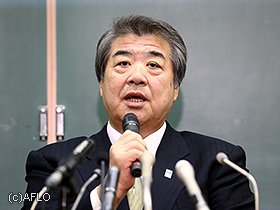 '13年10月をメドに辞任の意思を表明する上村会長。1カ月後に内閣府勧告が下った。