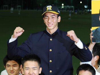 高校No.1投手・今朝丸裕喜“阪神2位指名”のウラ側で…「ライバルで親友」報徳学園“もうひとりのエース”が見たドラフトの内幕「指名の瞬間は…」＜Number Web＞ photograph by JIJI PRESS