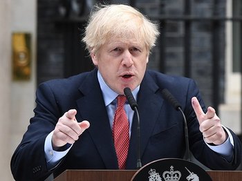 ジョンソン首相、ペップ母に名選手。欧州の有名人コロナ禍に乱れる心。＜Number Web＞ photograph by Getty Images