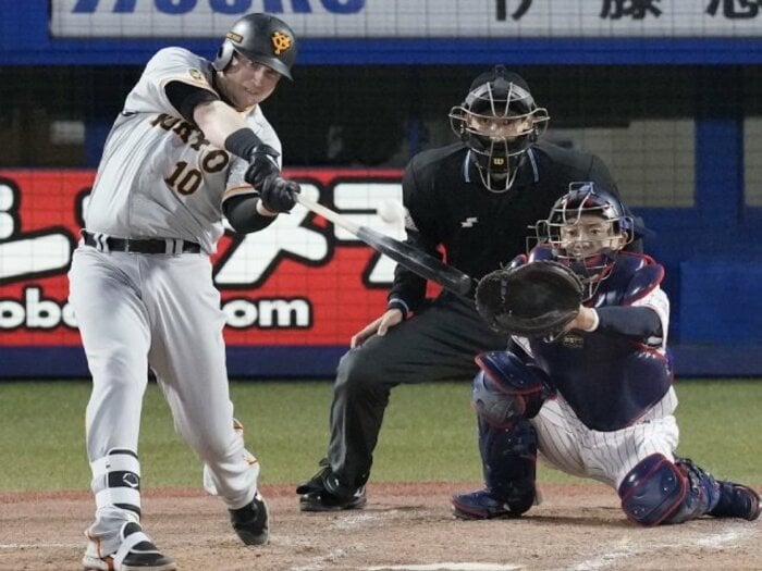 原監督が望んだ「本当の意味でのパワーヒッター」がついに巨人に…「5番スモーク」は打倒ホークスへの起点となるか＜Number Web＞ photograph by KYODO