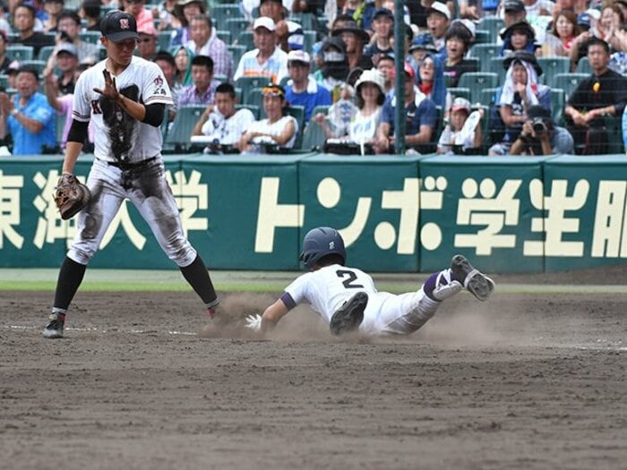 ヘッドスライディングは自己満足か。甲子園の「最後まで諦めない」の姿。＜Number Web＞ photograph by Hideki Sugiyama