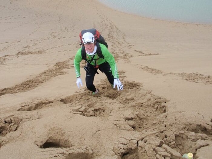 吹雪と雷鳴の砂丘で地獄の合宿……。大地震の「被災地支援」も始めました。＜Number Web＞ photograph by Kayoko Yoshimatsu