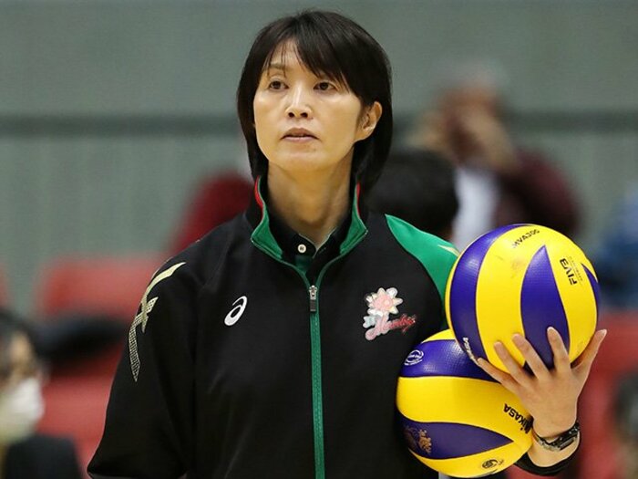 就任3年目でVリーグファイナルに。吉原知子監督の厳しさでJTが変貌！＜Number Web＞ photograph by YUTAKA/AFLO SPORT