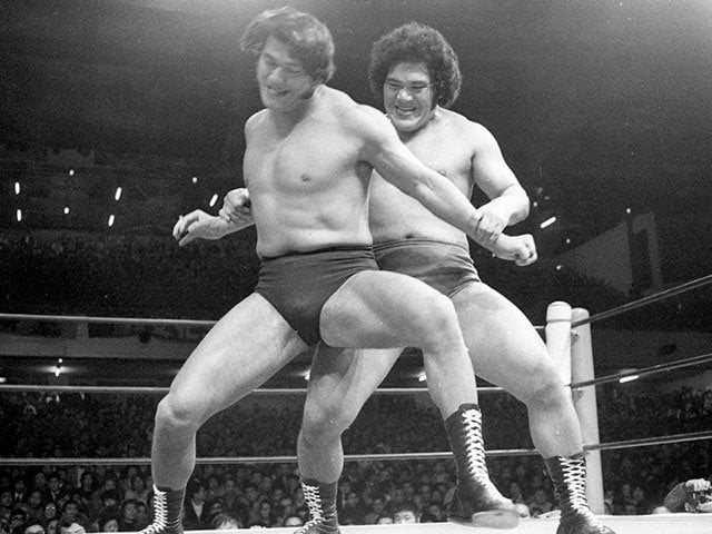 “プロレス史を変えた男”ストロング小林が死去…タブーを破り、東スポが実現させたアントニオ猪木との「昭和の巌流島の決闘」 - プロレス - Number  Web - ナンバー