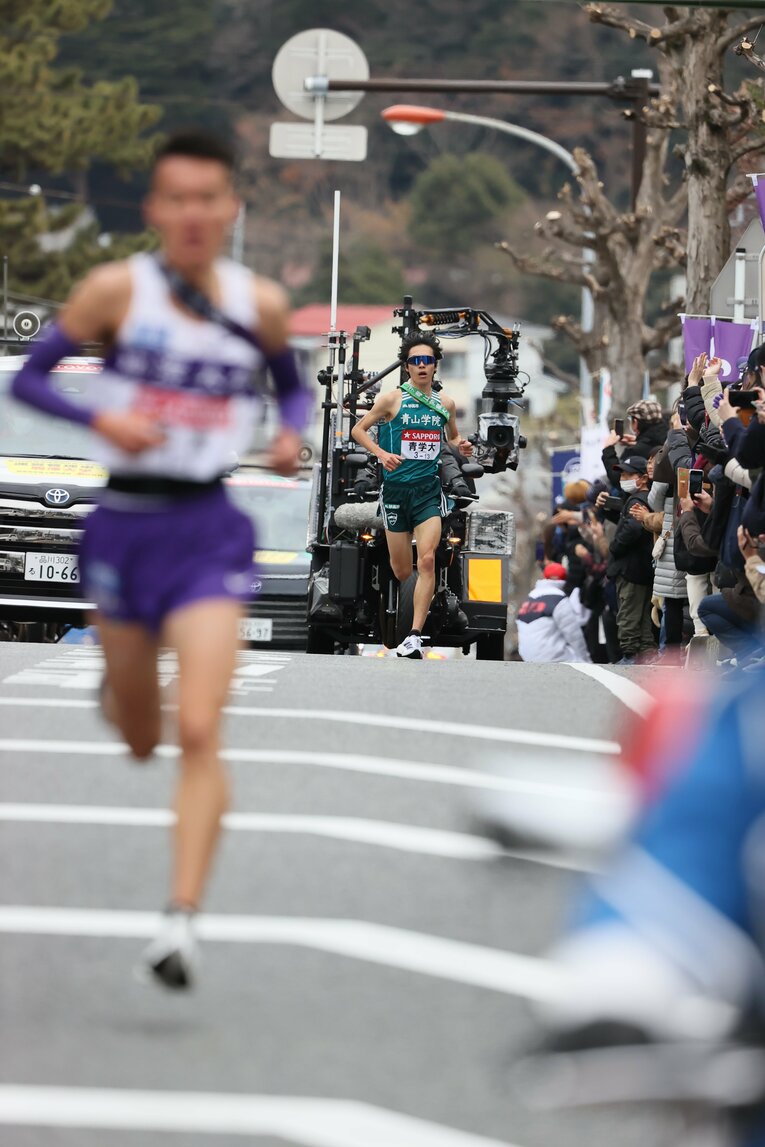 箱根駅伝3区、後ろから差を詰める太田（スクロールするとその他の写真もご覧になれます）　©JMPA