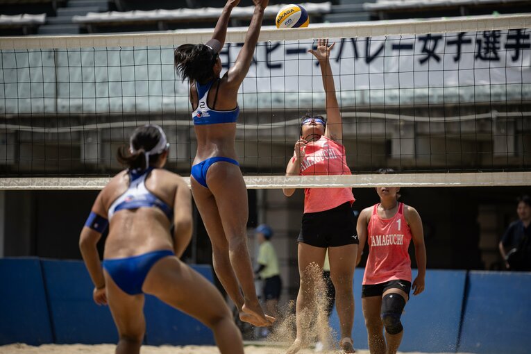 今年の全日本選手権にて、タンクトップにショートパンツのユニフォームでプレーする選手　©Takahisa Hirano