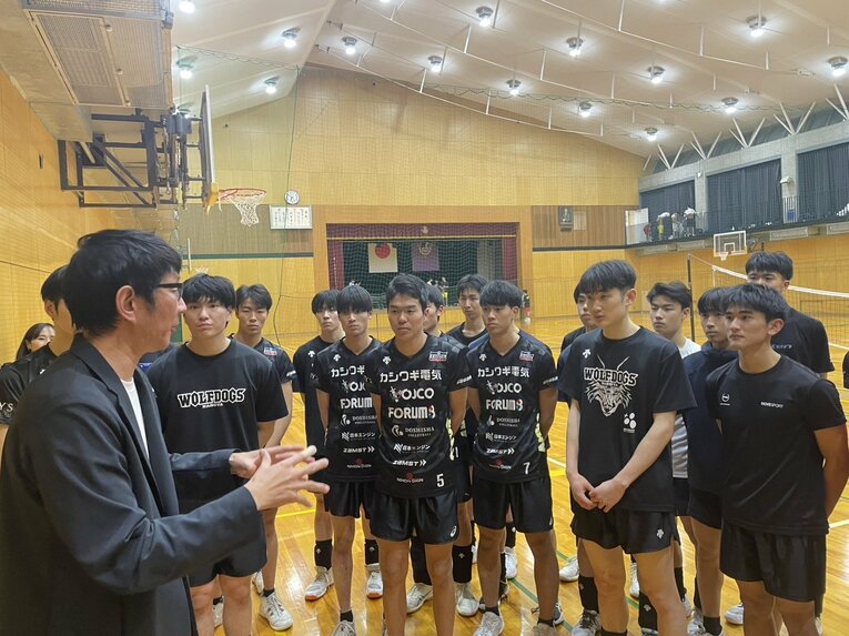 北川監督（左）の話に耳を傾ける部員たち（筆者撮影）